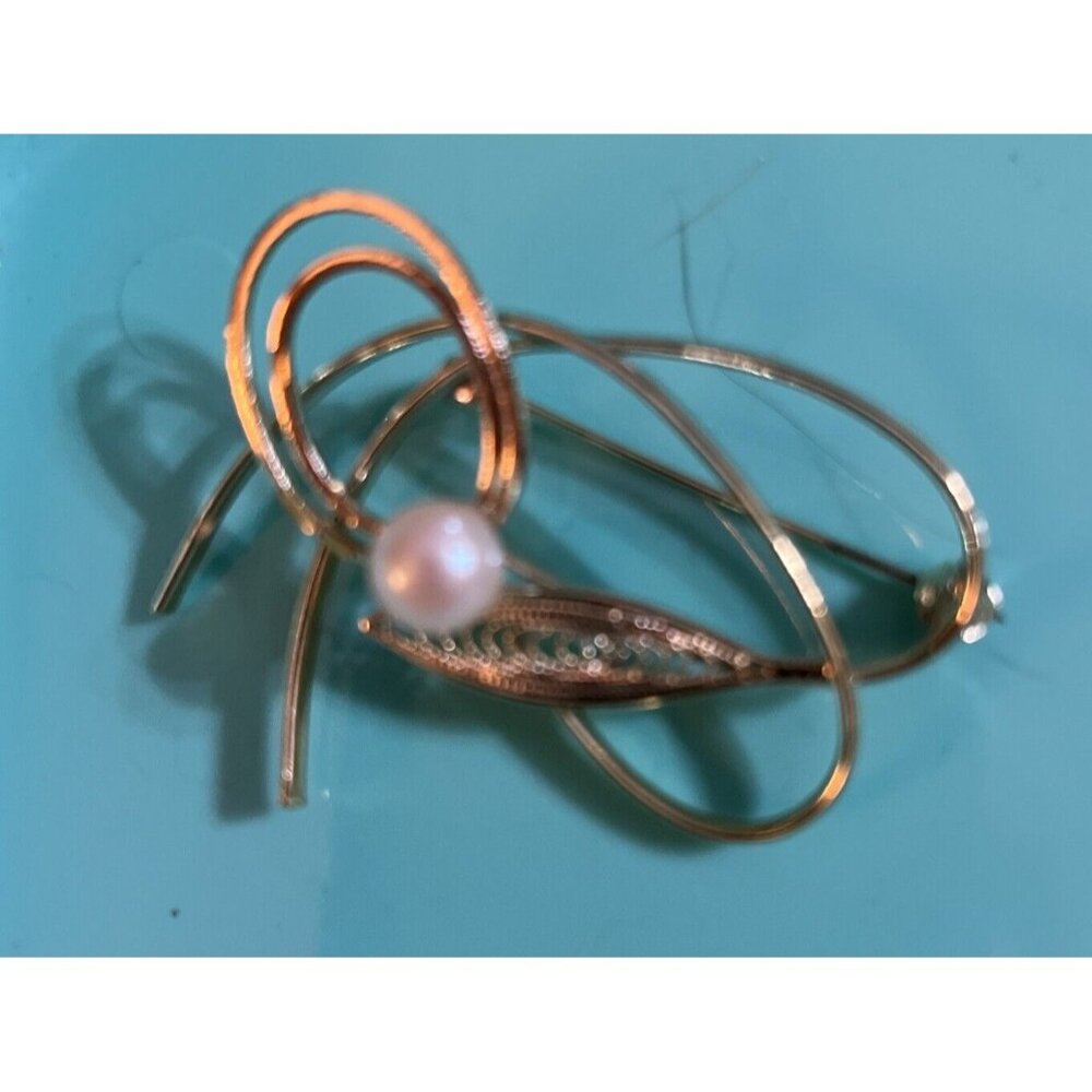 Elegant MCM Brooch Gold Tone Abstract Filigree Single Leaf Faux Pearl 2” x 1.5”